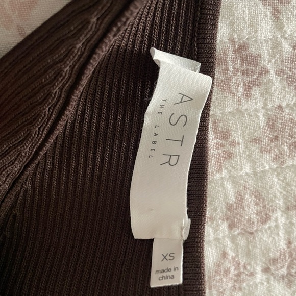 Astr the Label - Slim Fitting Turtleneck with Shoulder Cutouts - Picture 3 of 3